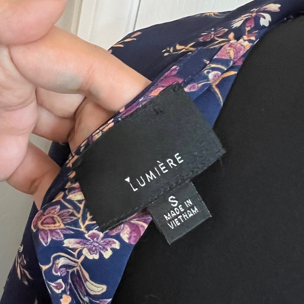 Lumiere Chiffon Floral Open Back High Neck Flutter Sleeve Dress Size Small
#4 - Picture 3 of 9